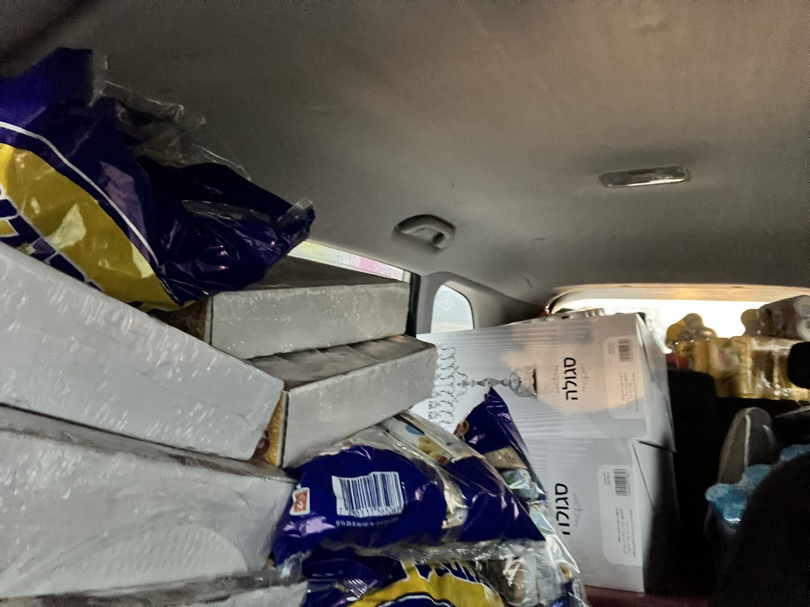 Voiture chargée de cartons et de snacks pour la livraison aux Hayalims