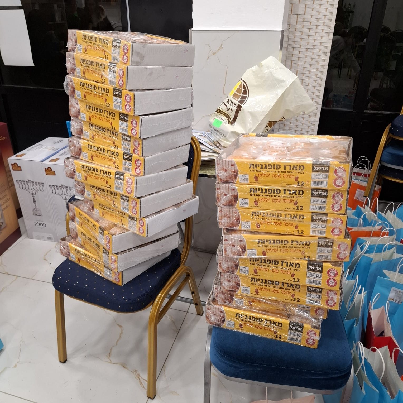 Piles de boîtes de soufganiyot et sacs cadeaux préparés pour Hanoucca