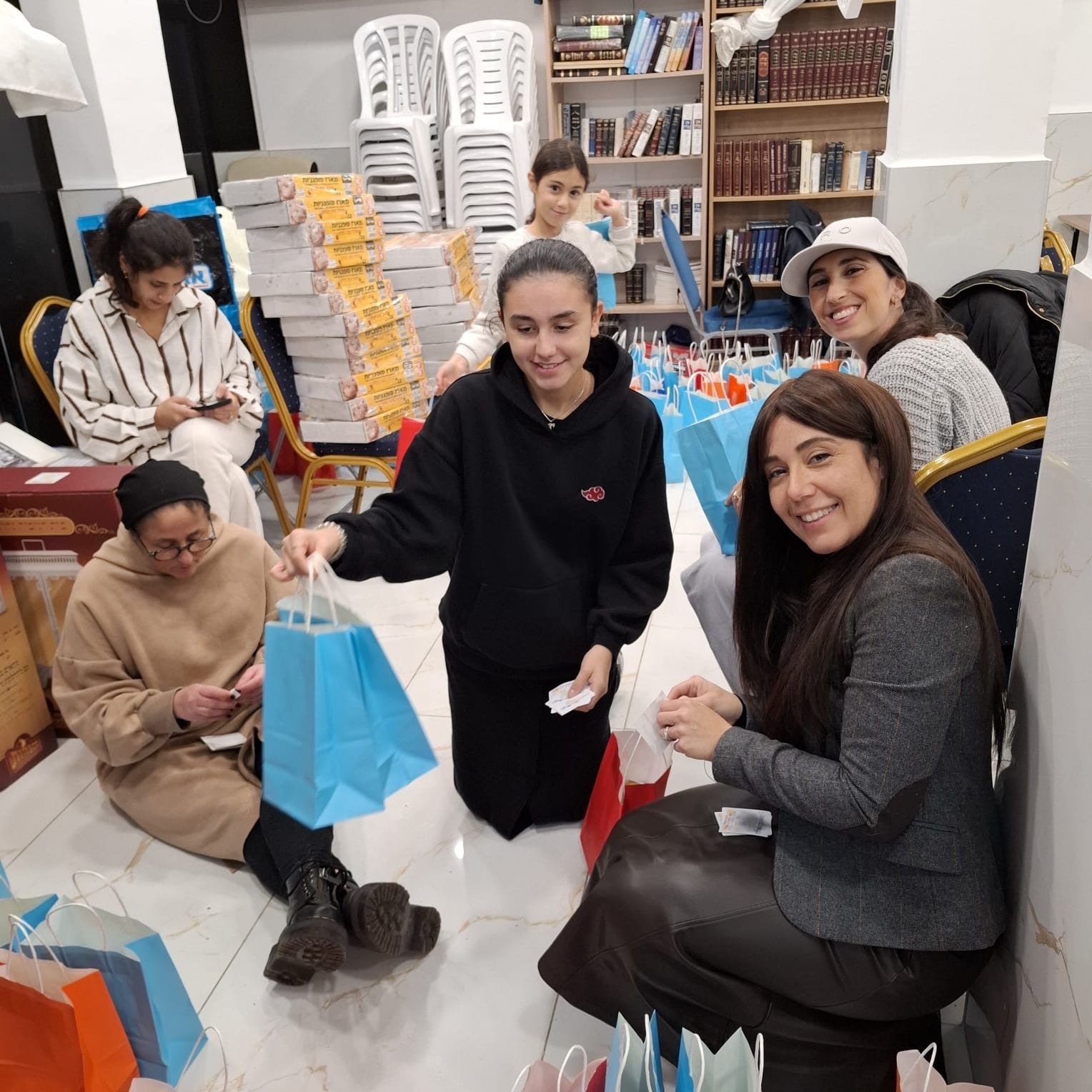 Bénévoles souriantes en plein empaquetage des colis destinés aux Hayalims