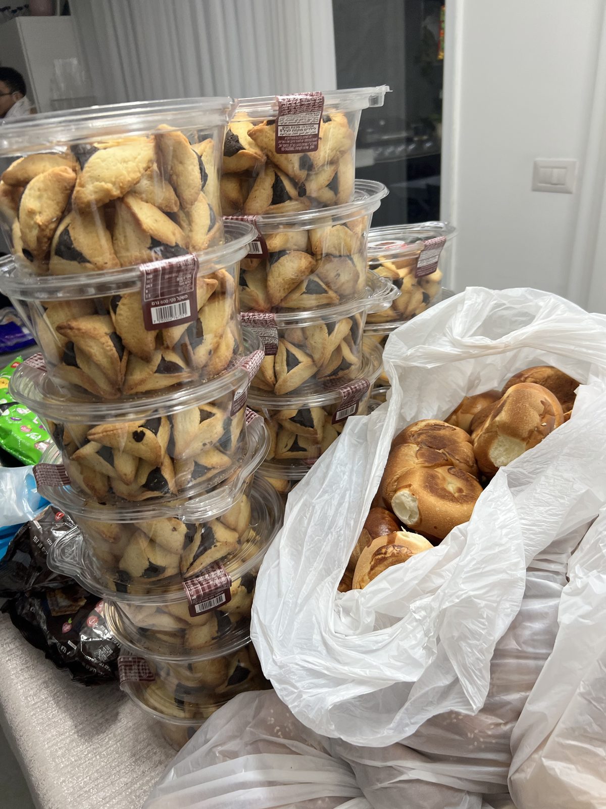 Piles de boîtes d’oznei Haman et brioches préparées pour les michloah manot de Pourim
