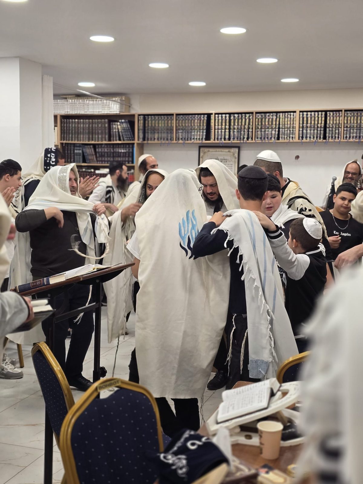 Accolades entre fidèles en talit au milieu de la synagogue
