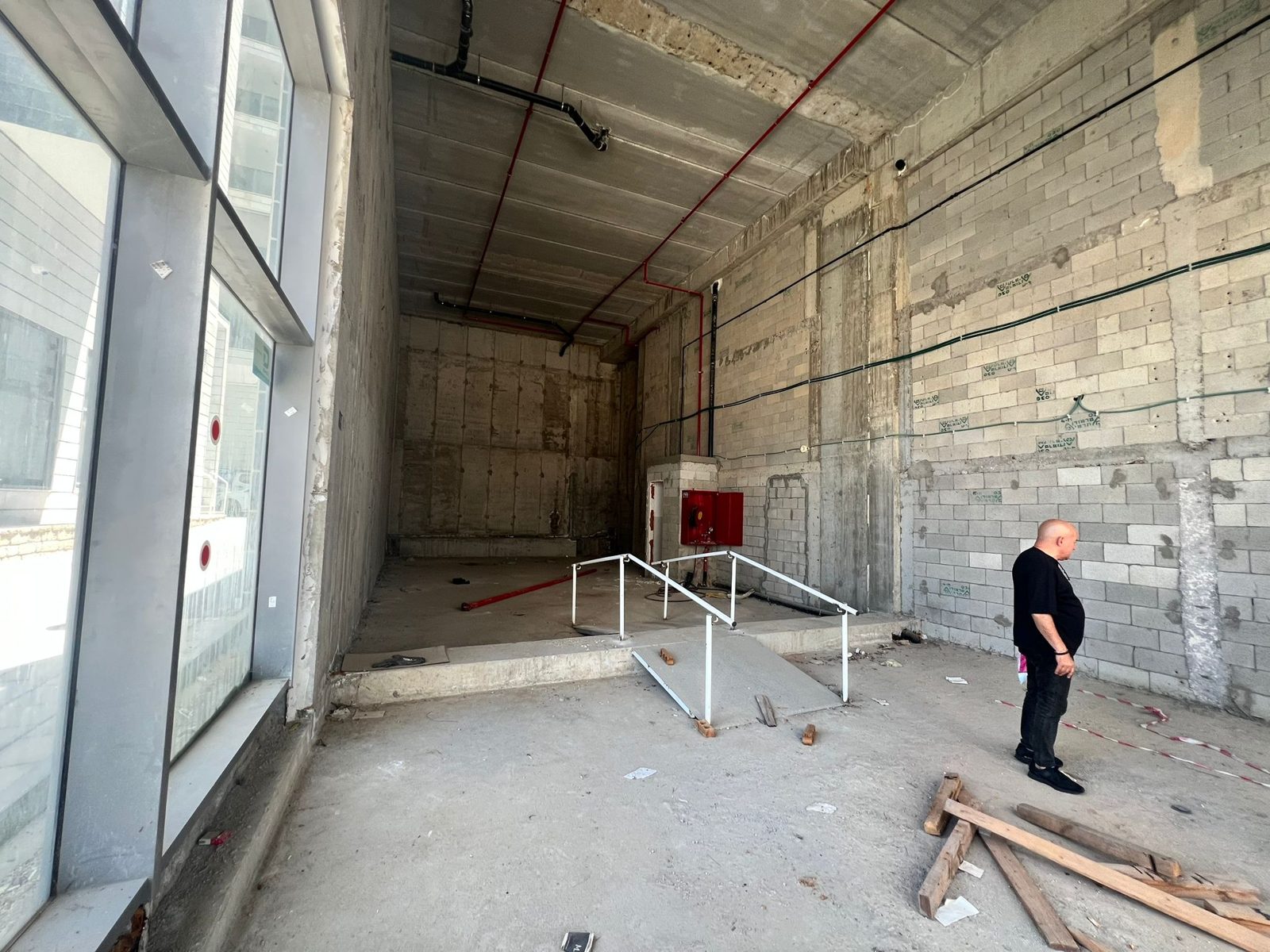 Intérieur du local actuel, brut de béton